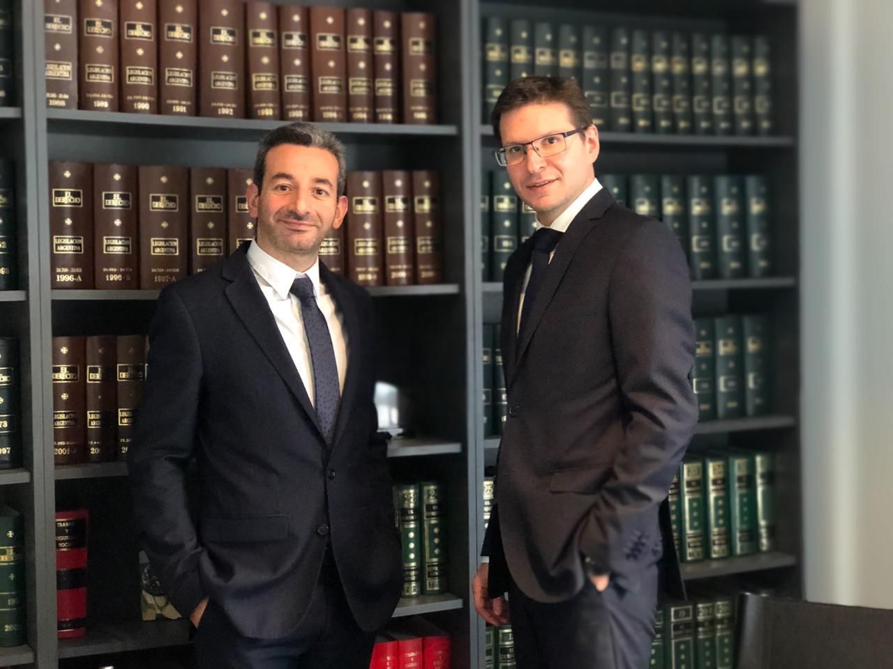 Néstor Javier Olijavetzky y Miguel Francisco López Ares en la biblioteca del estudio